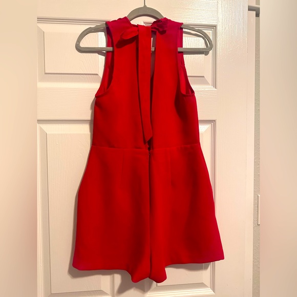 BCBG Generation Tie Back Romper with pockets!! Absolutely Gorgeous!!!!! - Picture 4 of 6